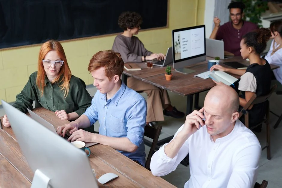 people-sitting-down-near-table-with-assorted-laptop-computers-syto3xs06fu